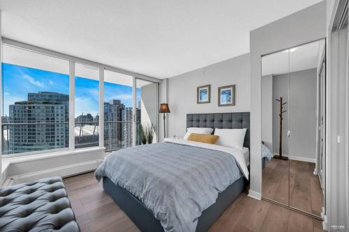 Spacious DT 2-BDR High-rise with view, pool, gym in Vancouver, Canada