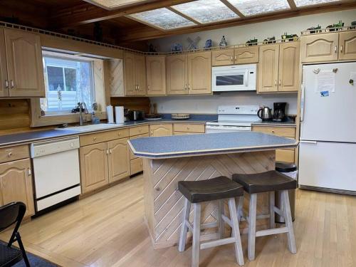 River Rock Lodge Sleeps 14 Close To Yellowstone in Island Park, USA