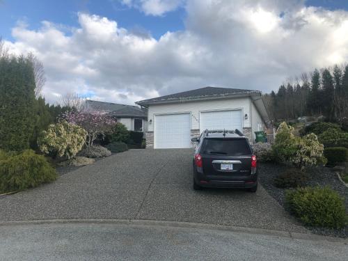 Spacious 2 bedrooms basement suite with 2 King size beds in Promontory, Chilliwack in Chilliwack (BC)