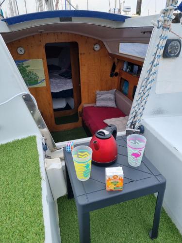 VOILIER AU SOLEIL LEVANT