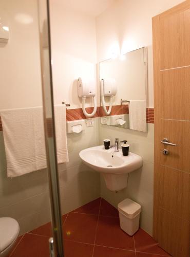 One-Bedroom Apartment image 10