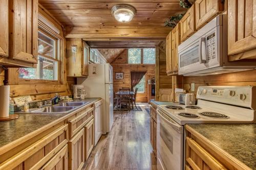 Awesome Honey Bear near Gatlinburg-Pigeon Forge Airport