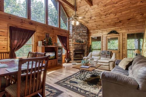 Awesome Honey Bear near Gatlinburg-Pigeon Forge Airport