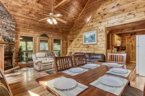 Awesome Honey Bear near Gatlinburg-Pigeon Forge Airport