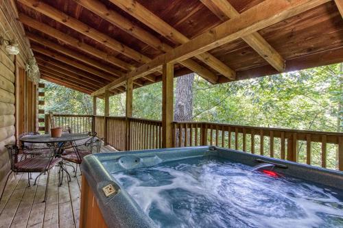 Awesome Honey Bear near Gatlinburg-Pigeon Forge Airport