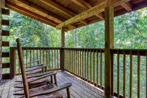 Awesome Honey Bear near Gatlinburg-Pigeon Forge Airport