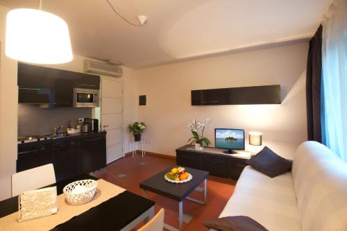 Lacroma Aparthotel