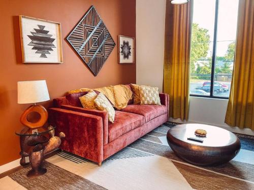 The Southwestern Oasis Luxe Boutique Stay Mins to Broadway