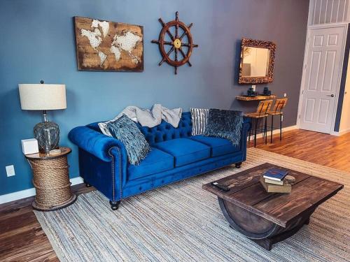 The Captain's Quarters Luxe Boutique Stay Mins to Broadway