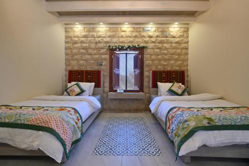 2 twin beds