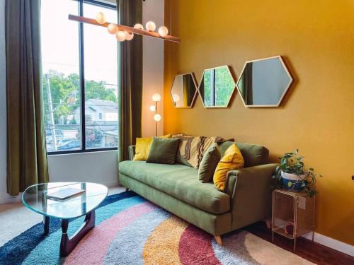 The Mid Century Chalet Luxe Boutique Stay Mins to Broadway