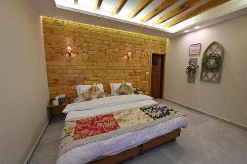 1 king bed, 1 sofa bed