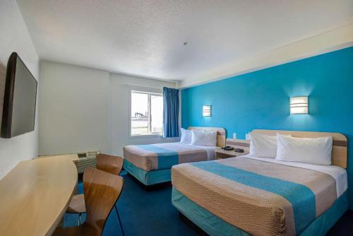 2 double beds