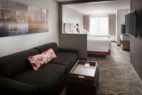 2 queen beds, 1 sofa bed
