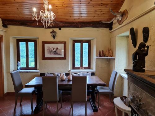 Közös társalgó / TV, DA ERCOLE casa vacanze di lusso con giardino, piscina e idromassaggio. in Casola in Lunigiana