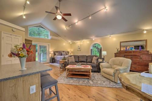 Quiet Studio Escape about 2 Mi to Blue Ridge Parkway! in West Jefferson, USA