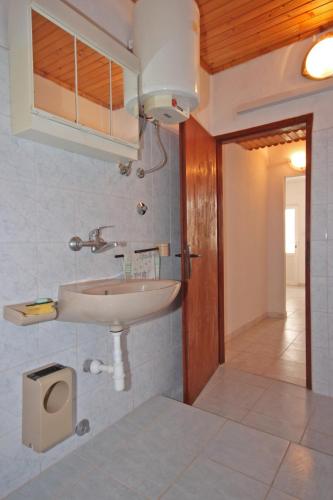 Apartment Metajna 6351a - image 4