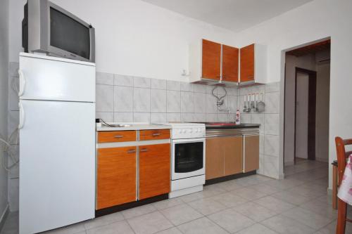 Apartment Metajna 6351a - image 3