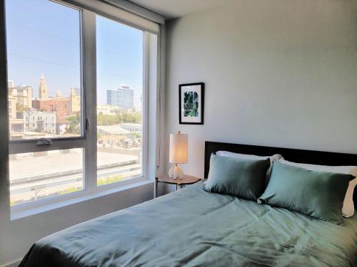 GORGEOUS Hollywood living - image 13