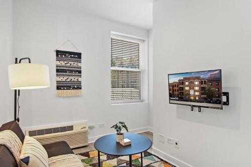 Cozy Uptown Studio with In-unit laundry & Wi-Fi! - Montrose 111 photo 1