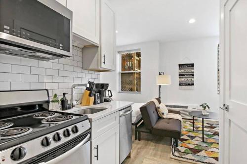 Cozy Uptown Studio with In-unit laundry & Wi-Fi! - Montrose 111 photo 4