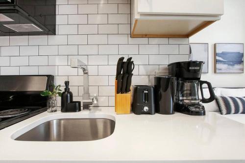 Kitchen, Cozy Uptown Studio with In-unit laundry & Wi-Fi! - Montrose 111 in Uptown