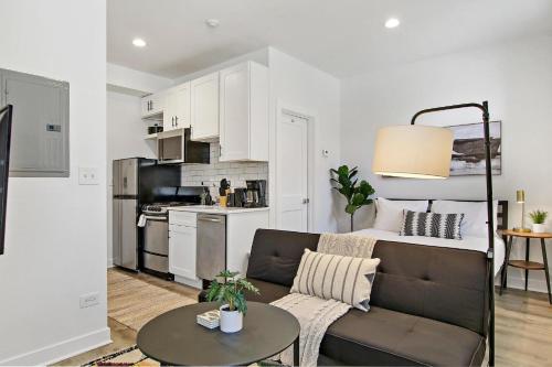 Cozy Uptown Studio with In-unit laundry & Wi-Fi! - Montrose 111