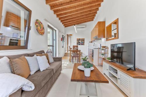 Stylish Village Stone-House, with Private Plunge Pool