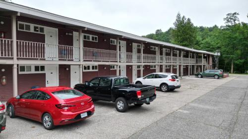 Exterior view, The Putney Inn in Putney (VT)