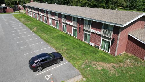 Exterior view, The Putney Inn in Putney (VT)