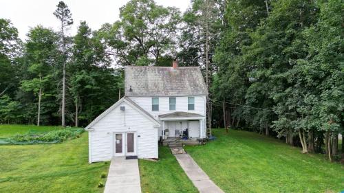 Exterior view, The Putney Inn in Putney (VT)