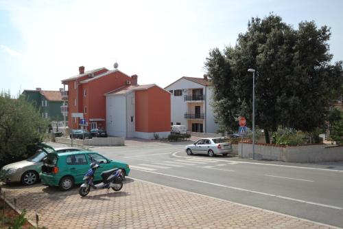 Apartments with a parking space Novigrad - 7049