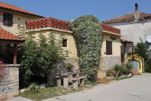  Holiday house with a swimming pool Rakotule, Central Istria - Sredisnja Istra - 7071, Pension in Rakotule