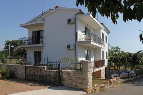  Apartments with a swimming pool Fiorini, Novigrad - 7047 in Brtonigla