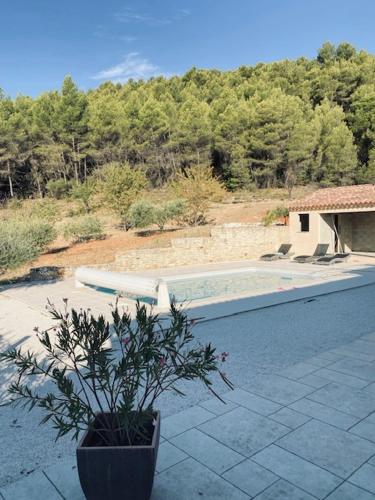 Jolie maison de 110 m 2, pour 6 personnes, au calme, avec piscine in Saint-Saturnin-les-Apt
