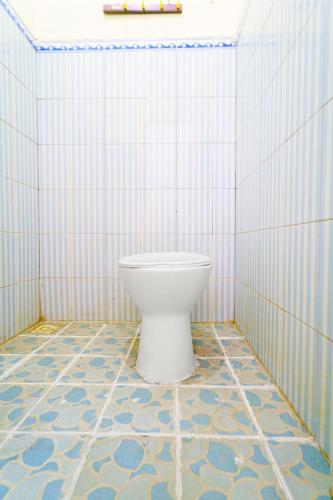 Bathroom, SPOT ON 91602 Red House Rents Syariah in Bojongsoang