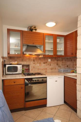 Apartments with WiFi Basanija, Umag - 7148