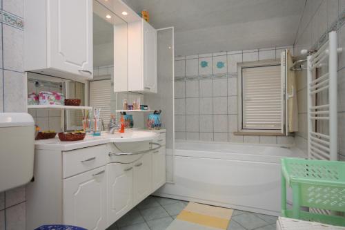 ห้องน้ำ, Apartments with a parking space Valica, Umag - 7122 in วาลิซา