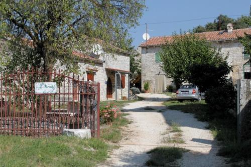  Apartments with a parking space Heraki, Central Istria - Sredisnja Istra - 7167, Pension in Stifanići