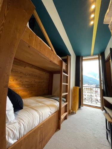 2 bunk beds
