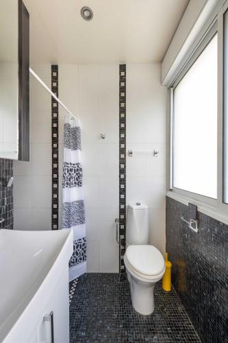 Cozy and Spacious by TLV2RENT - image 4