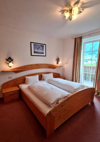 1 king bed, 1 sofa bed