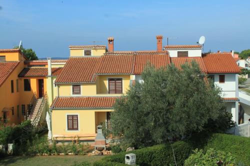  Apartments with a parking space Fazana - 7206, Pension in Fažana