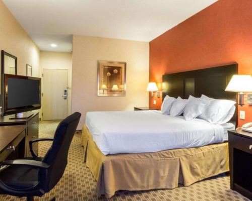 Quality Inn & Suites Oakwood Village - Cleveland South in Oakwood, USA