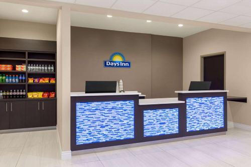 Days Inn & Suites by Wyndham Greater Tomball