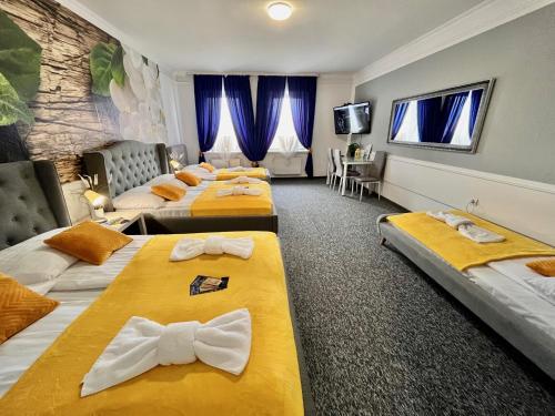 2 queen beds, 2 twin beds