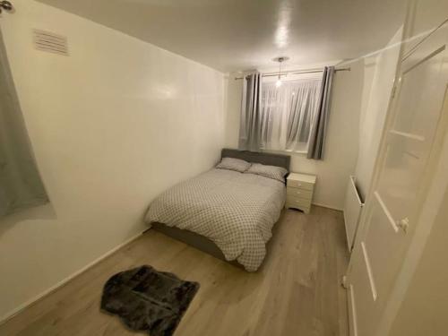 2 bedroom flat with balcony London