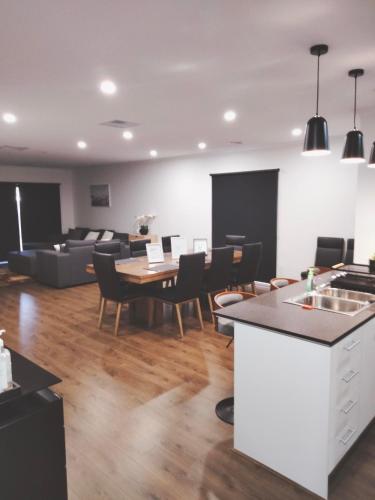 Iekārtas, Modern  cosey 4bedroom house walk to beach in St Leonards