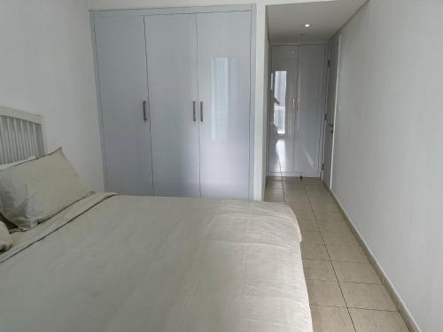 Modern Lake View 1 Bedroom Apt in JLT - image 12