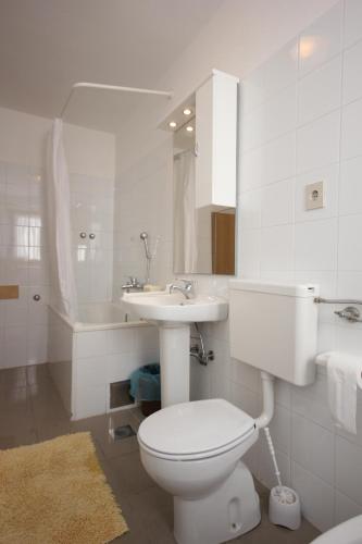 Two-Bedroom Apartment with Terrace image 9